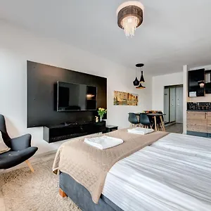 Live & Travel Old Town Apartment